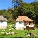 Camp Divlja Rijeka منتزه العطل *